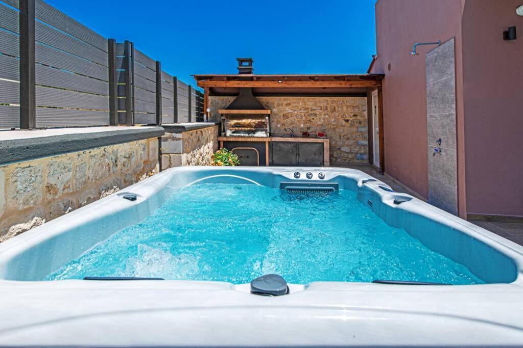 Villa Anthi, A Modern Villa With Salted Water Pool,Hot Tub & Bbq! Resmo Dış mekan fotoğraf
